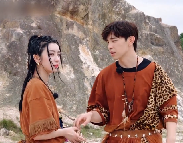 赵小棠与邓伦走山路,第一句话就说伦哥脑子笨,谁注意邓伦的回应?