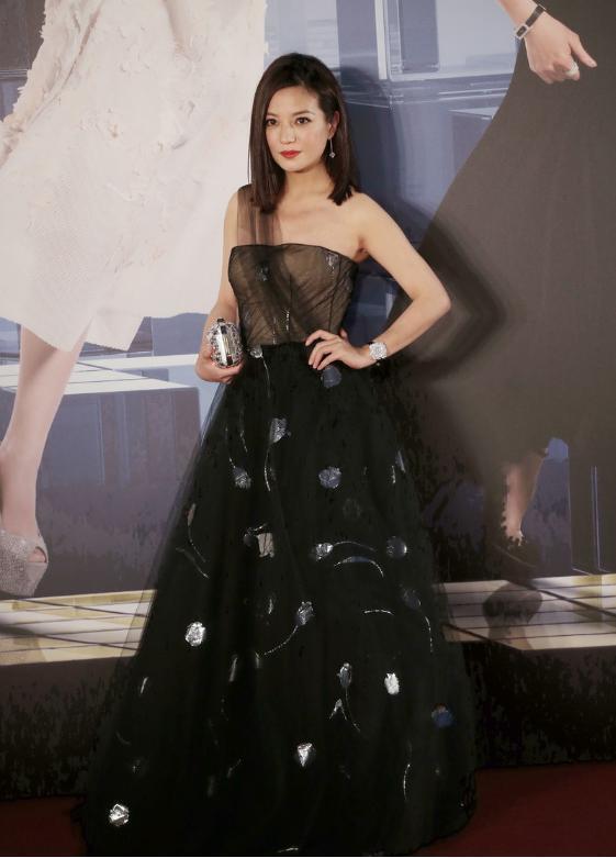 赵薇166身材也不赖穿抹胸连衣裙配齐肩发亮相气场比之前更强