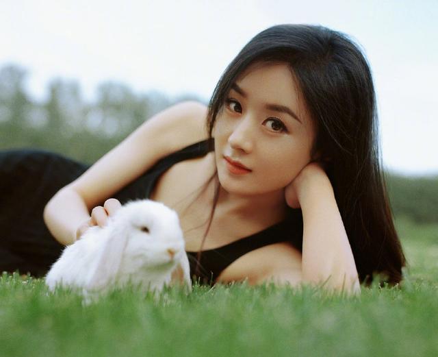 赵丽颖|赵丽颖新路透曝光，马丁靴穿搭干练，坐路边扶腰按摩神情略显痛苦