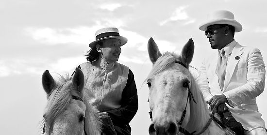影片的最后,黄四郎与张麻子坐在一起,他对黄四郎说:"没有你,对我很
