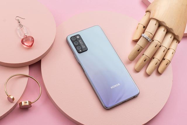 荣耀30青春版淡雅的少女心配色,亮银与浅紫色的碰撞,其背后是高精密