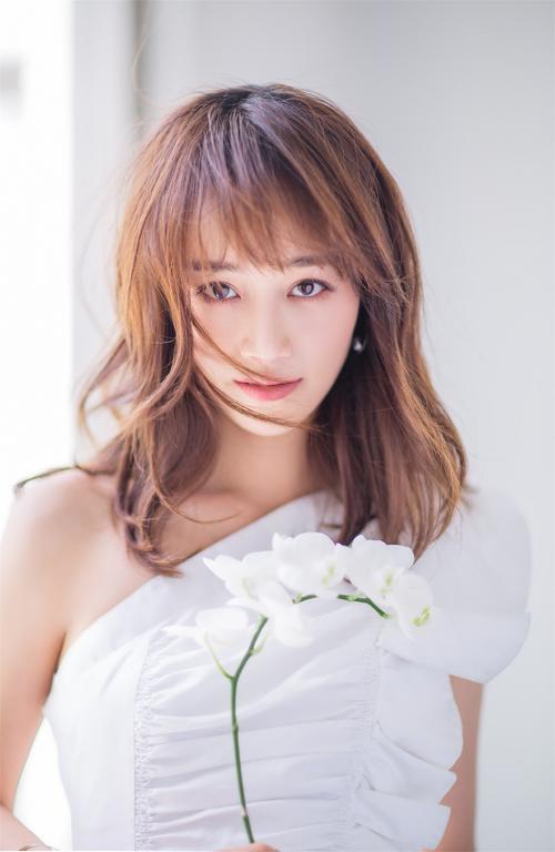 蓝盈莹|蓝盈莹手指黄龄大笑说“这个人哭了”被指情商低不尊重人，网友劝她改掉毛病