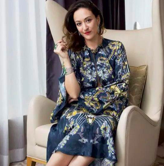 何家文送别爷爷显低调跟在何家华身后不用人使唤也搀扶何超雄