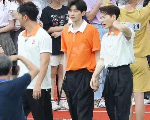 183蔡徐坤跟175王嘉尔同框看到腿长谁在撒谎一目了然