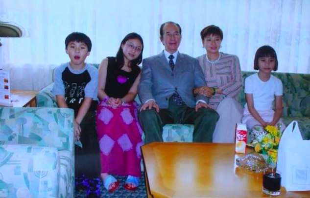赌王三房罕见家庭照曝光,童年何超莲显拘谨,三太挽赌王手臂不理儿女