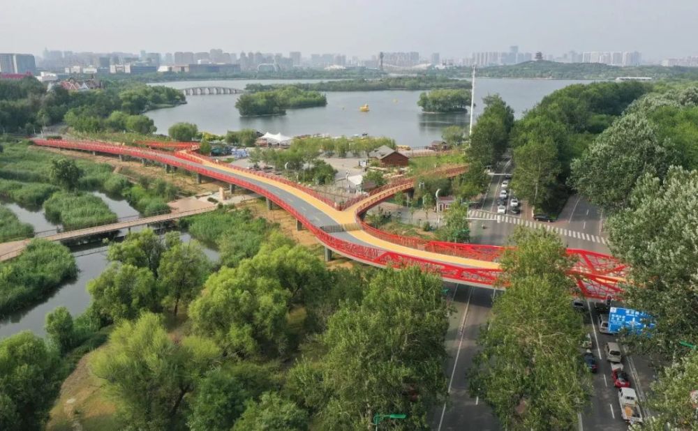 5公里,以高架橋樑貫穿東湖花海,陡河,大城山公園,鳳凰山公園,大釗公園