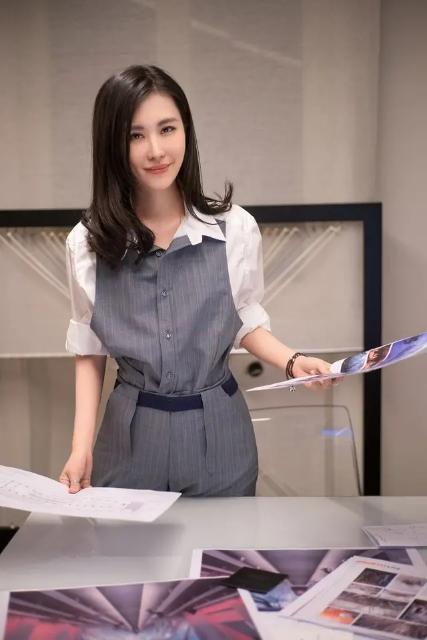 田朴珺时尚感太强,穿抹胸裙配黑裤走红毯,气质搭配还是头一次见