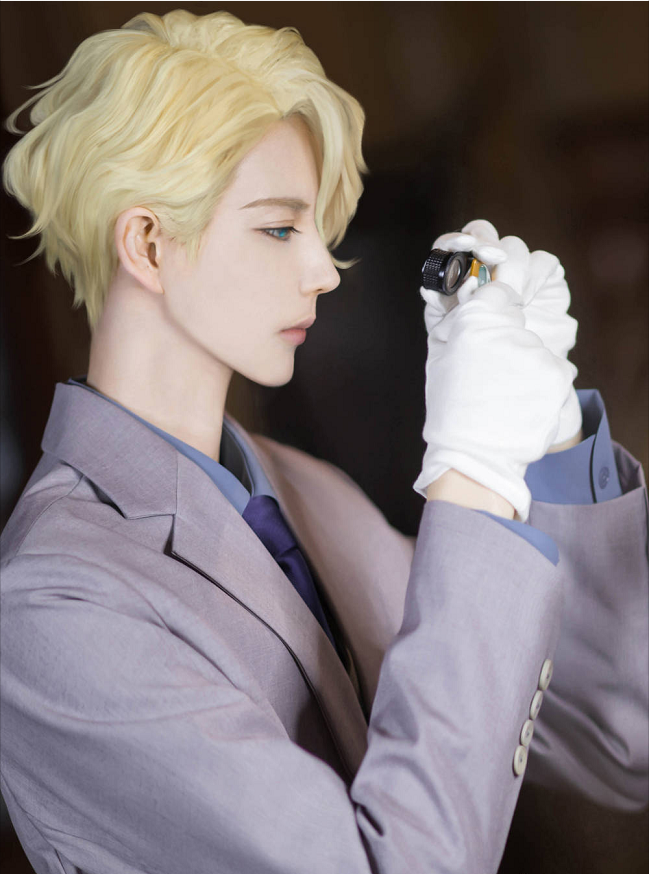 而国内目前人气最高的男装大佬我想就是熊祁熊叔了,特别是熊叔cos的