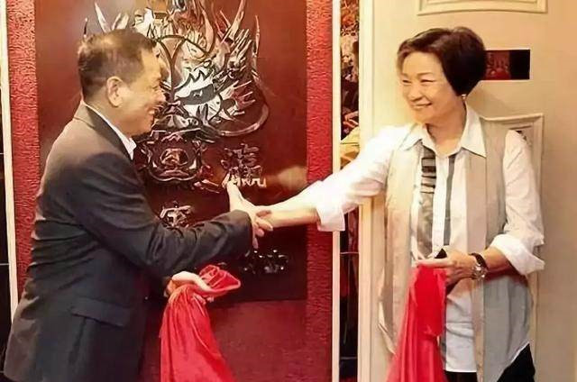 但好景不长,没过几年,司徒玉莲和曾国宇的矛盾便出来了,她毕竟是成长