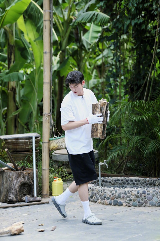 欧阳娜娜上综艺,与台湾男神许光汉同台,穿t恤牛仔裤像邻家少女