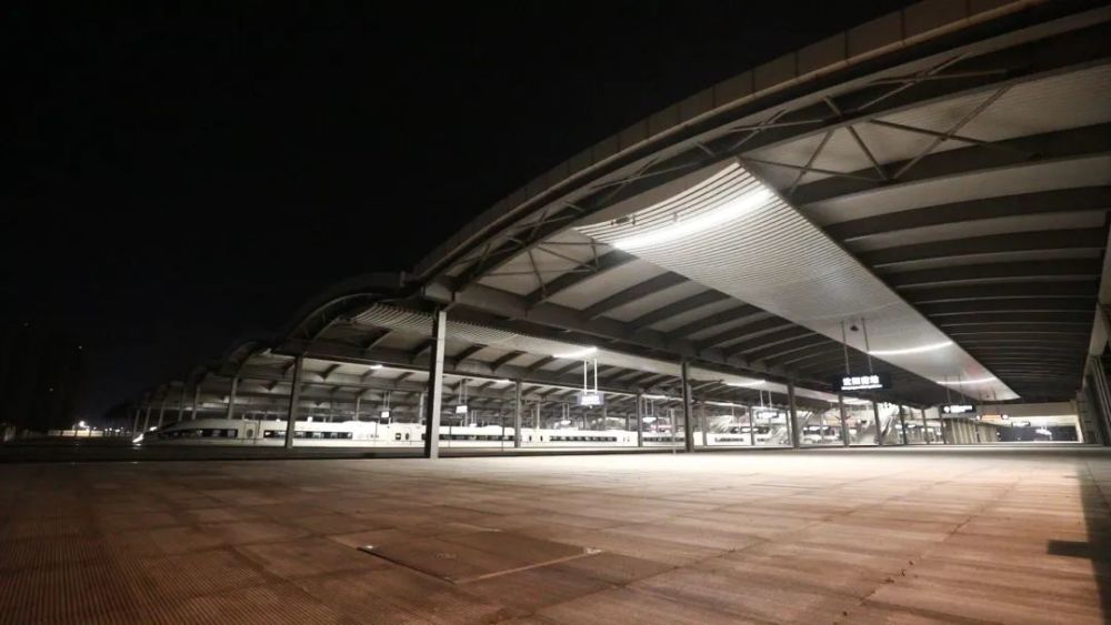 随着最后一趟高铁列车驶离沈阳南站,已经不再有旅客乘降的站台照明灯