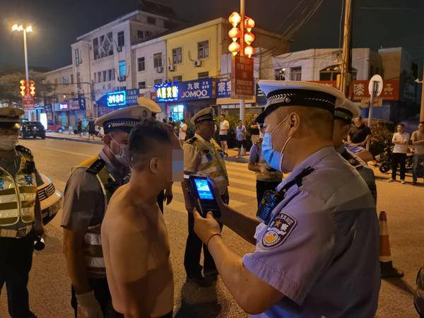 民警检查到一辆白色越野车时,发现光着膀子的驾驶员于某浑身散发着酒