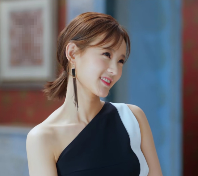 这是一部爱情轻喜剧,以陈建斌饰演的老李和李一桐饰演的夏可可之间