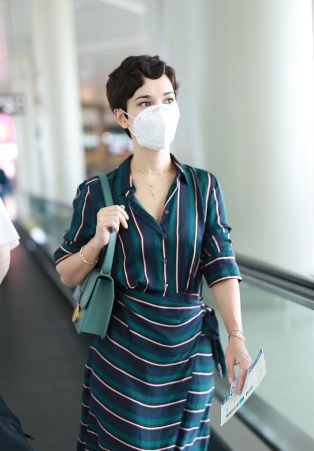 卢靖姗短发精致服帖,穿裙子印条纹视觉感好,显瘦显高招人喜欢