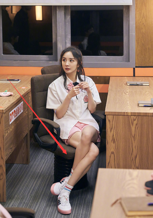 有种炫耀叫杨幂坐姿,上半身看着很正常,注意她腿咋放的,懵了!