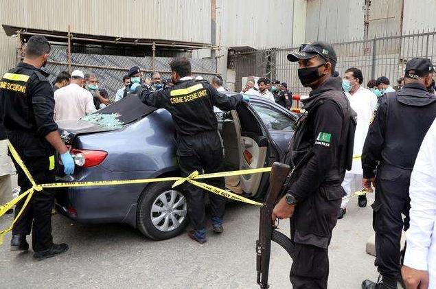 图为消灭武装分子后警方封锁现场