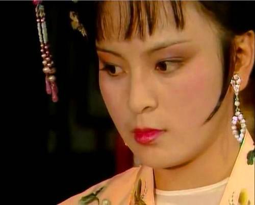 贾珍在给贾府子弟分领财物的时候,看到贾芹来领,就说道:"我这东西,原