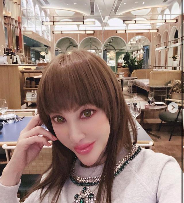 56岁"蛇精脸"名媛又被嘲,患癌后变脸认不出,曾美貌不输王祖贤