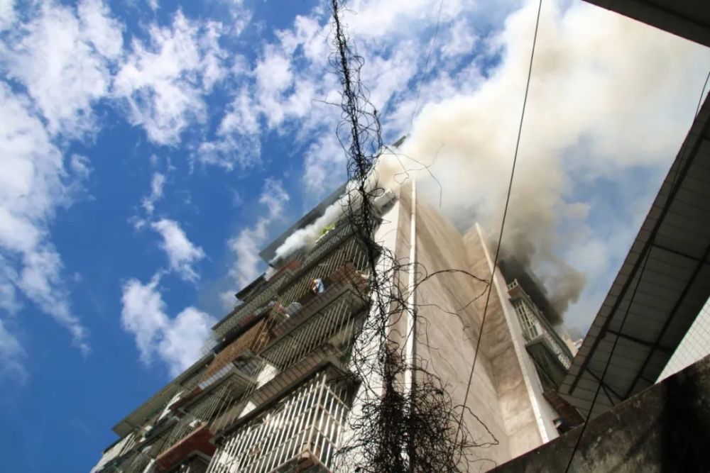 通江县一居民楼房起火,消防及时扑救!