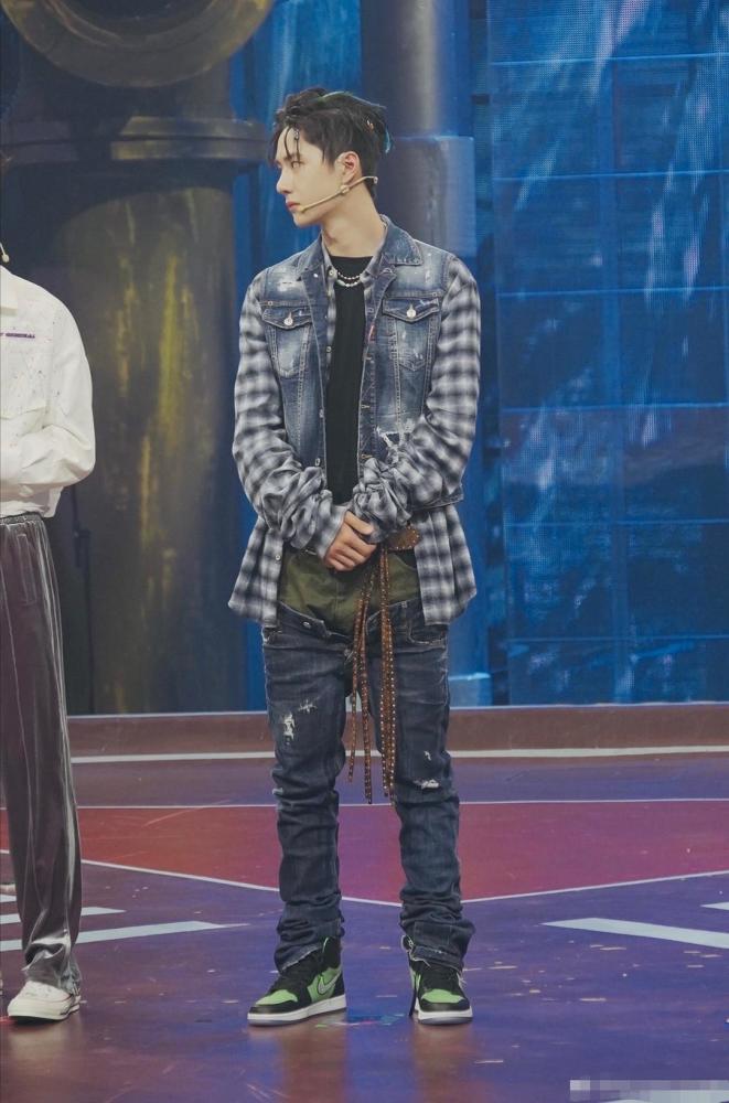 王一博|王一博《街舞》发布会侧脸引热议，法令纹明显鼻子被吐槽像是橡皮捏到脸上的