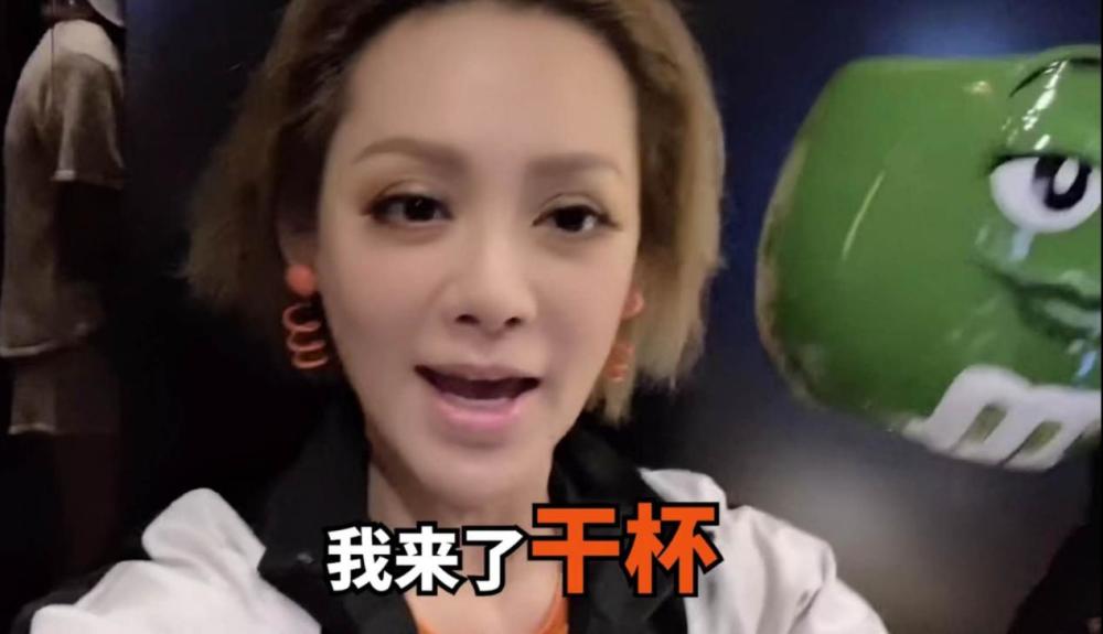 这次的造型神似漫画人物mm豆,诸多网友大喊"简直比宁静还宁静"