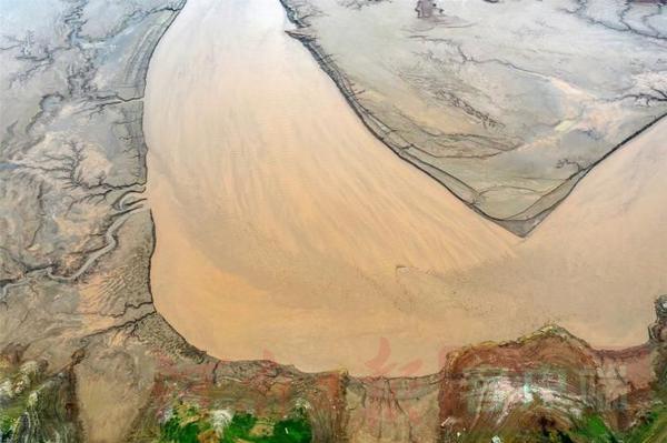 黄河孟津段小浪底水库上游河床惊现神奇图案