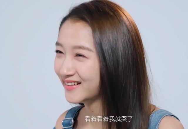 太心疼关晓彤自曝20岁时第一次被骂哭疑因恋情公开饱受非议