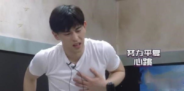 邓伦|邓伦录综艺被吓懵，直言我不是男人，给你跪下了，拖杨幂走一米远