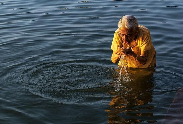 印度网友骄傲叫板我们都喝恒河水中国人敢喝黄河水
