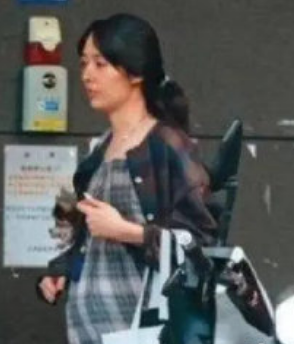 郭碧婷|郭碧婷素颜露面，肤色蜡黄看着如“大妈”，向佐每天怎么熬的？