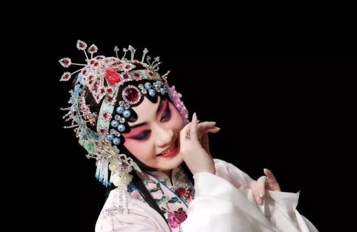 戏曲|好奇！戏曲舞台上演员下跪为什么要面朝观众？