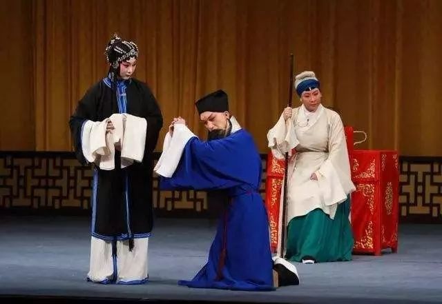 戏曲|好奇！戏曲舞台上演员下跪为什么要面朝观众？