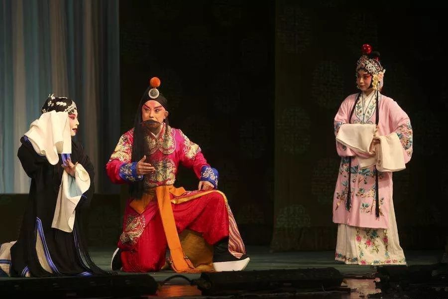 戏曲|好奇！戏曲舞台上演员下跪为什么要面朝观众？