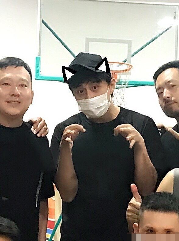 邓超与女粉合影,戴口罩挡住胡茬秒变大男孩,粉丝颜值高不输孙俪