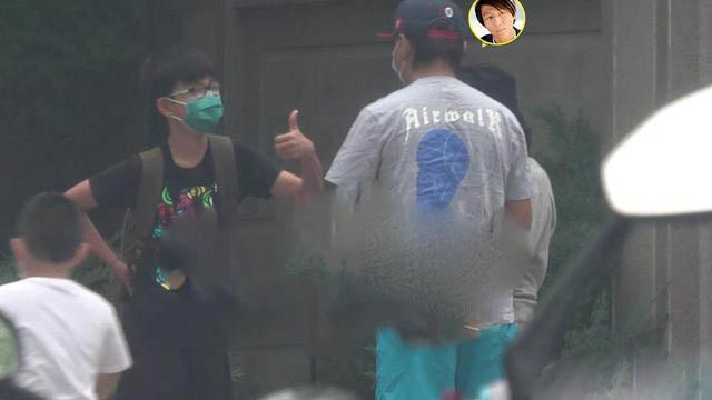陈羽凡|陈羽凡现身白百何住所接儿子，啤酒肚明显，住偏远小区显落魄