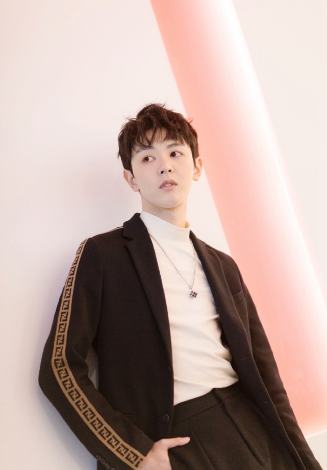 戴景耀身穿黑色修身西装,简单帅气,笑起来很治愈