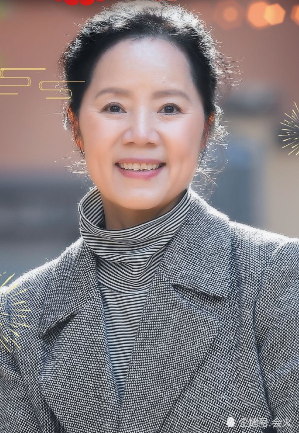 60岁老戏骨刘芳满头白发,脸上却没有皱纹?皮肤细腻光滑似少女