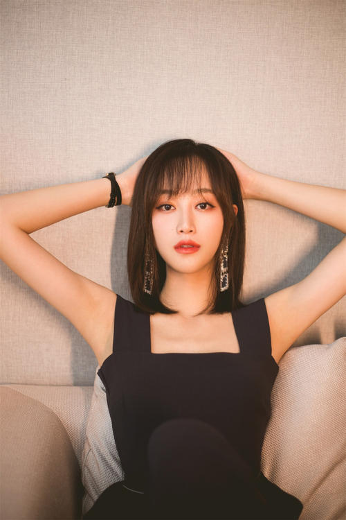 蓝盈莹|蓝盈莹手指黄龄大笑说“这个人哭了”被指情商低不尊重人，网友劝她改掉毛病