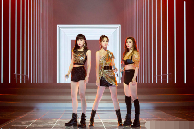 蓝盈莹|蓝盈莹手指黄龄大笑说“这个人哭了”被指情商低不尊重人，网友劝她改掉毛病