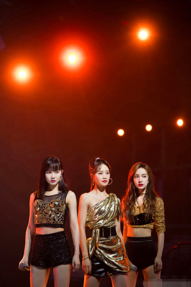 蓝盈莹|蓝盈莹手指黄龄大笑说“这个人哭了”被指情商低不尊重人，网友劝她改掉毛病