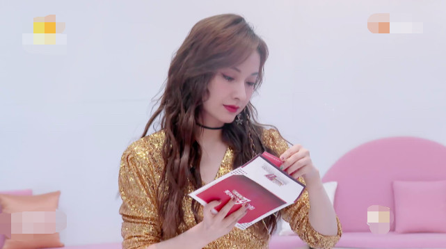 蓝盈莹|蓝盈莹手指黄龄大笑说“这个人哭了”被指情商低不尊重人，网友劝她改掉毛病