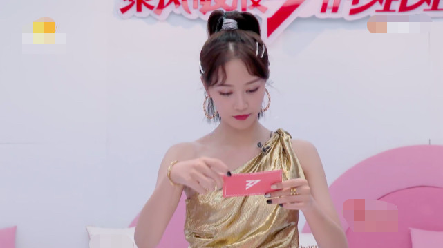 蓝盈莹|蓝盈莹手指黄龄大笑说“这个人哭了”被指情商低不尊重人，网友劝她改掉毛病