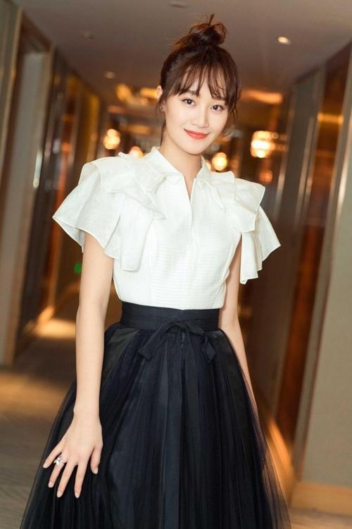 蓝盈莹|蓝盈莹手指黄龄大笑说“这个人哭了”被指情商低不尊重人，网友劝她改掉毛病