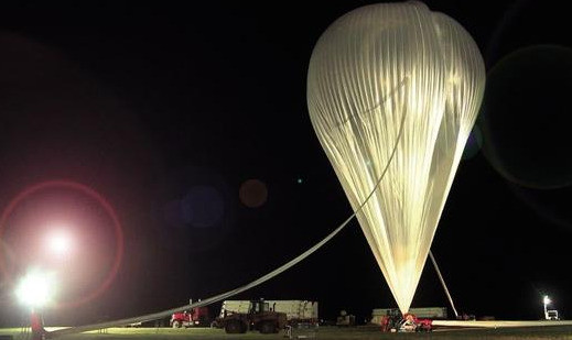 尤斯塔斯乘坐的气球而我们寻常跳伞的最高速度大致是200公里每小时,在