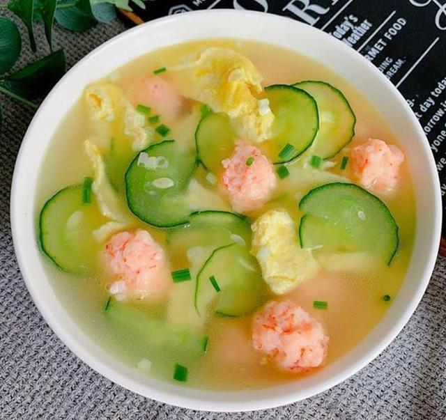 就这样一大碗的黄瓜鸡蛋虾滑汤做好了,天气热不想做菜就可以做这汤吃
