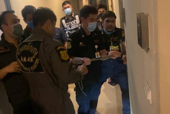 浴室|女子身穿黑色裙子在公寓的浴室里身亡，尸体旁2只猫也已经死亡