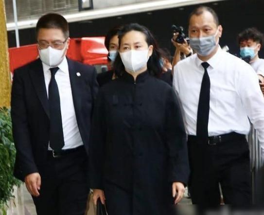 何超莲|何超莲与窦骁参加赌王葬礼，四太看见后，愿放下成见与女婿共乘一车