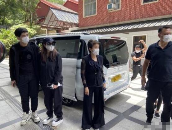 何超莲|何超莲与窦骁参加赌王葬礼，四太看见后，愿放下成见与女婿共乘一车