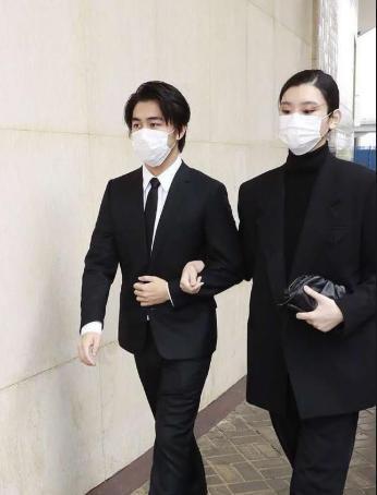 何超莲|何超莲与窦骁参加赌王葬礼，四太看见后，愿放下成见与女婿共乘一车