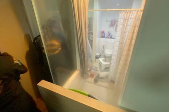 浴室|女子身穿黑色裙子在公寓的浴室里身亡，尸体旁2只猫也已经死亡